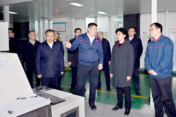 省委副書記、省長梁惠玲來到航天海鷹（哈爾濱）鈦業有限公司，了解企業數字化轉型、設備更新等情況。