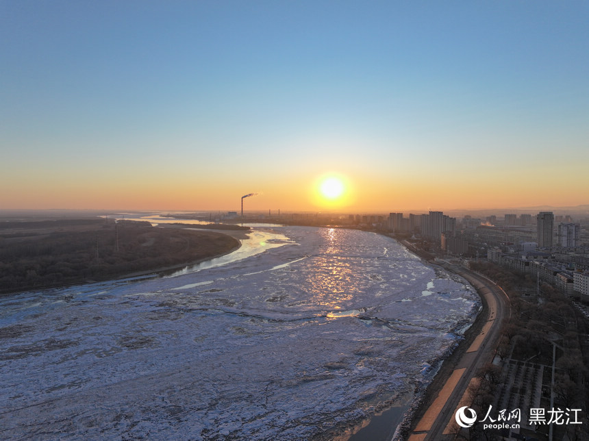 松花江冰排奔涌迎春来