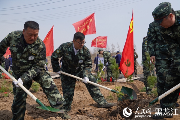 植树现场。人民网 徐成龙摄