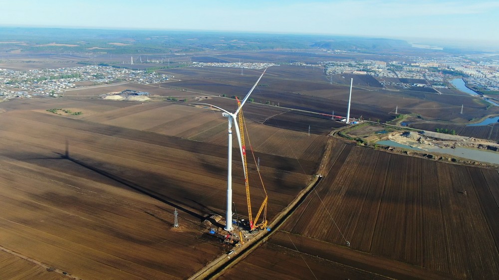 黑龍江呼瑪：100兆瓦風電項目首台風電機組成功吊裝