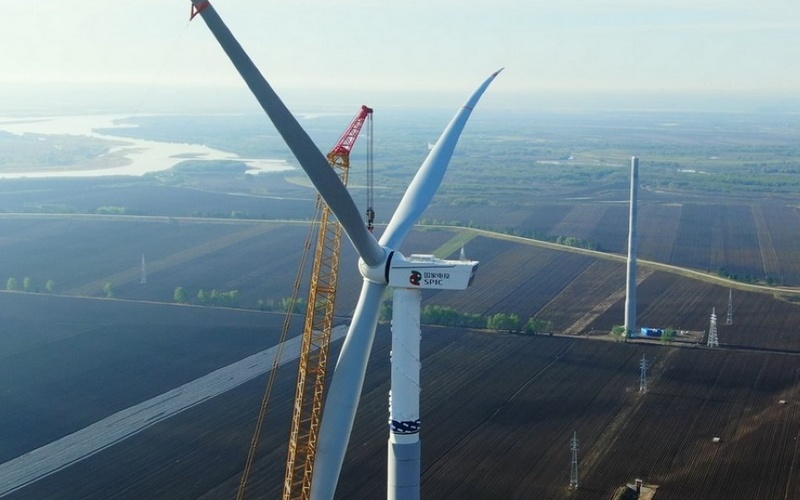 黑龙江呼玛：100兆瓦风电项目首台风电机组成功吊装