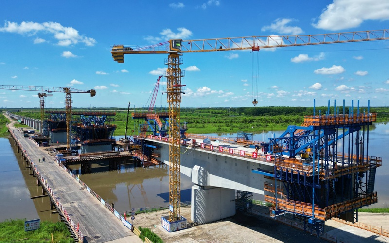 我国在建最北高铁哈伊高铁最长跨河桥启动架梁施工