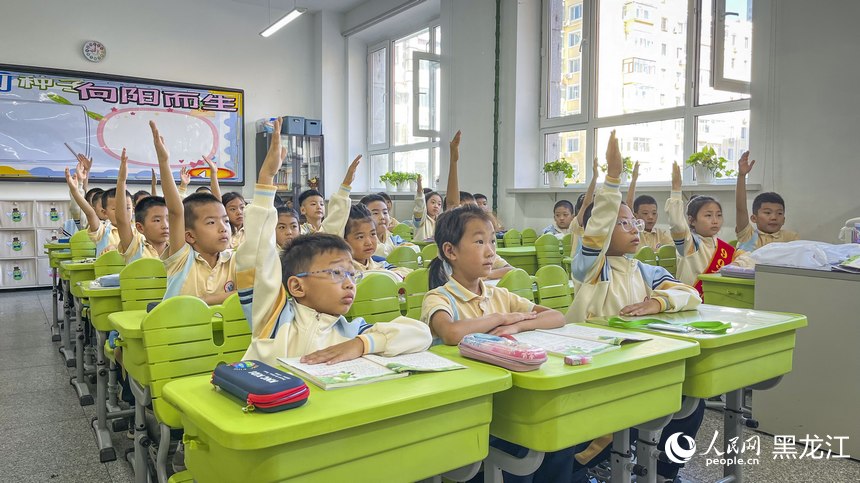 哈尔滨市花园小学的学生们积极踊跃发言。人民网记者 张哲鑫摄