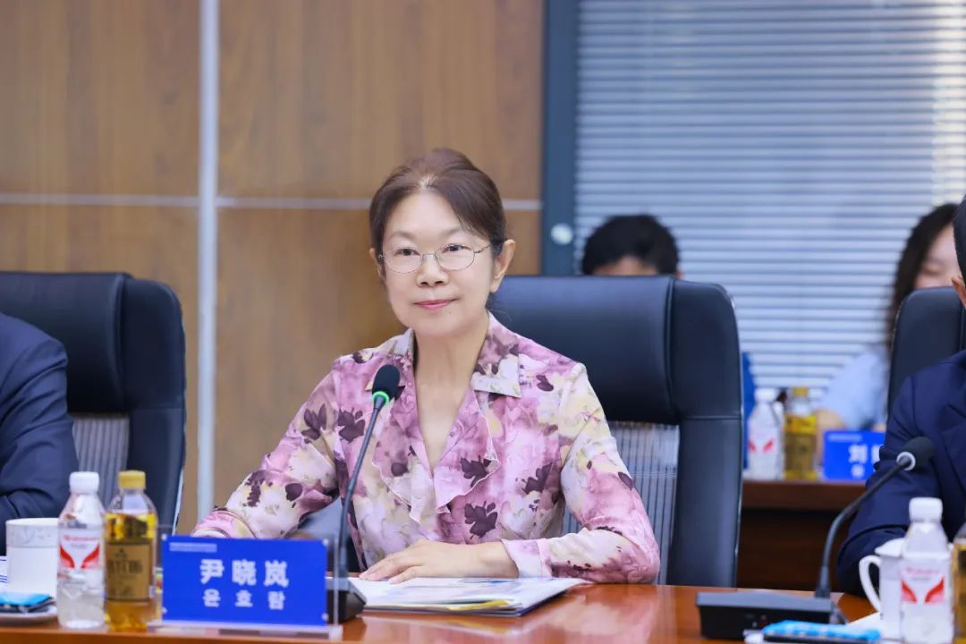 黑龙江省民办教育协会尹晓岚会长在洽谈会上致辞。图片由哈尔滨华德学院提供