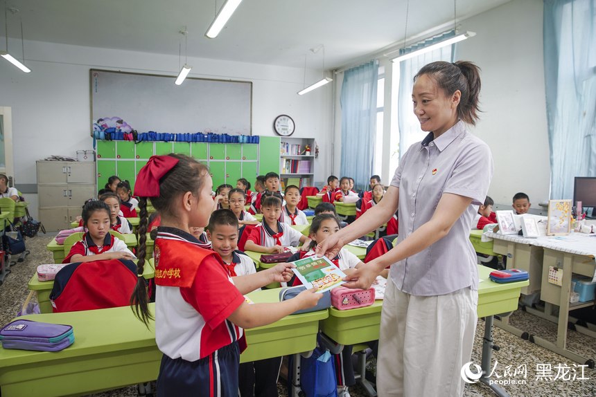 哈尔滨市继红小学南岗校区，学生为老师送上节日贺卡。人民网记者 张哲鑫摄