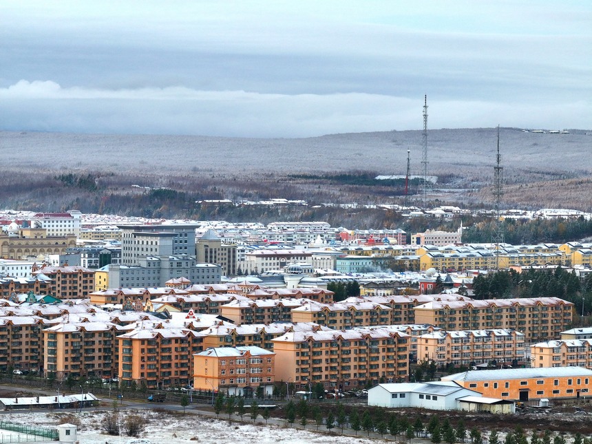 黑龙江漠河：冷空气带来降雪 秋冬两季美景同现