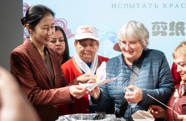 俄罗斯游客体验漆画非遗技艺。黑河旅俄华侨纪念馆供图