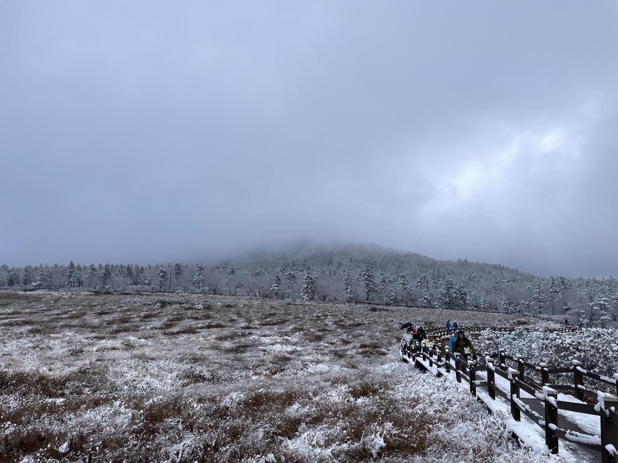 凤凰山国家森林公园景区“十一”假期迎来降雪。龙江森工集团供图