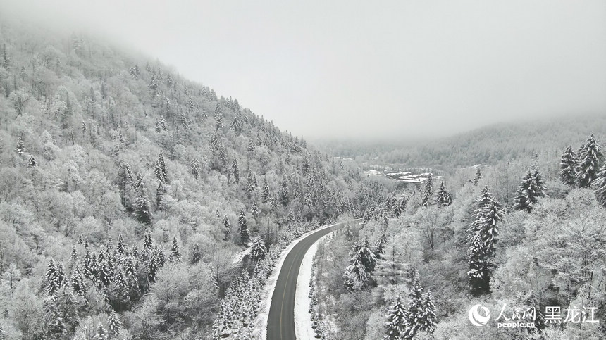 中国雪乡景区迎来今秋首场降雪