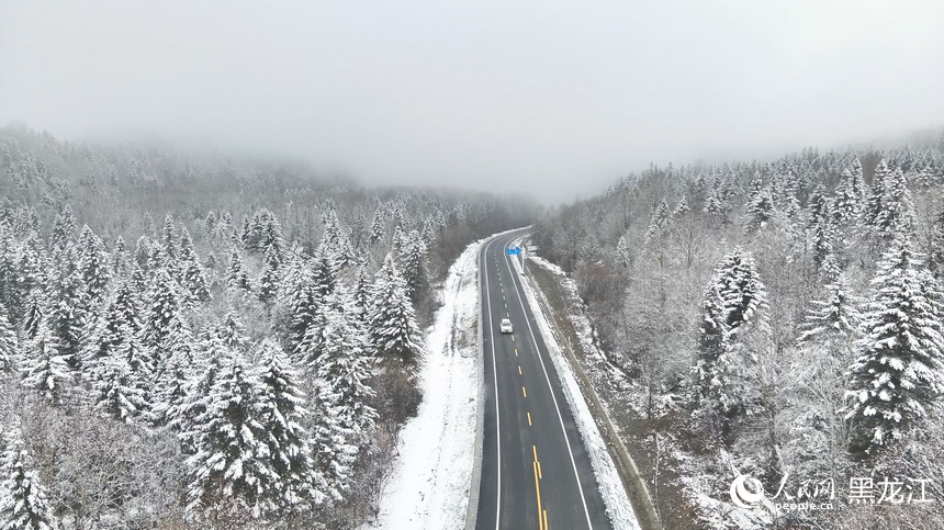 中国雪乡景区迎来今秋首场降雪