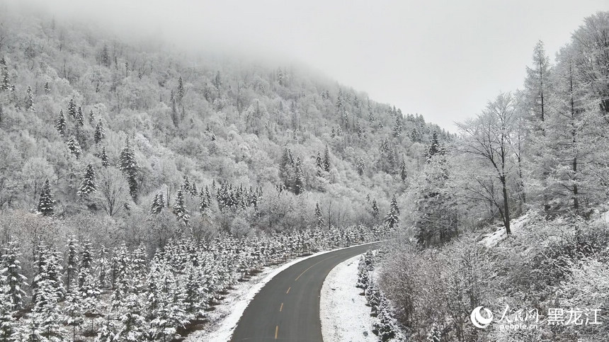 中国雪乡景区迎来今秋首场降雪