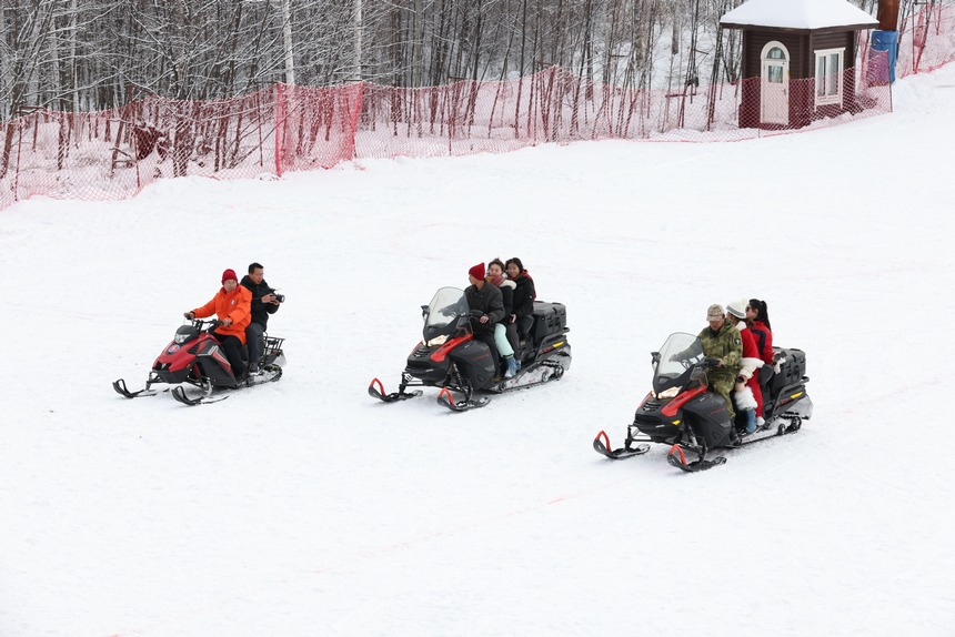 中国最北滑雪场首滑 大批游客感受冰雪魅力