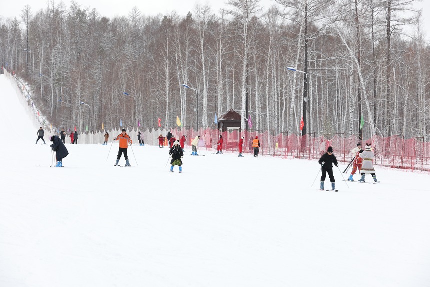 中国最北滑雪场首滑 大批游客感受冰雪魅力