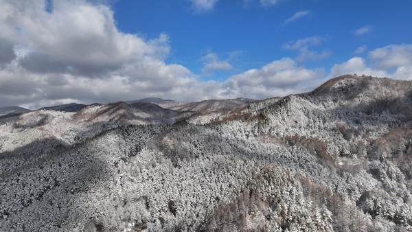 横道小镇山峦被白雪覆盖。