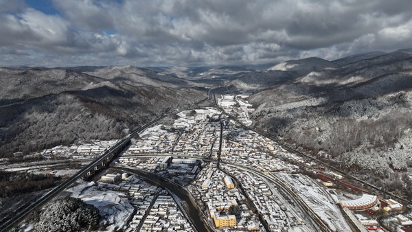 横道小镇迎来降雪。