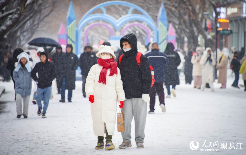 “冰城”哈尔滨迎冬雪