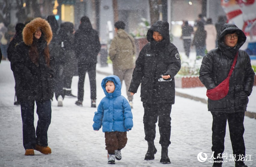 “冰城”哈尔滨迎冬雪