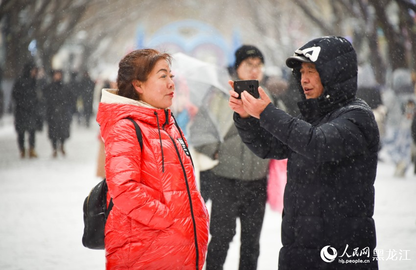 “冰城”哈尔滨迎冬雪