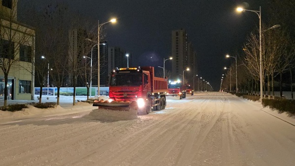 黑河市清雪现场。