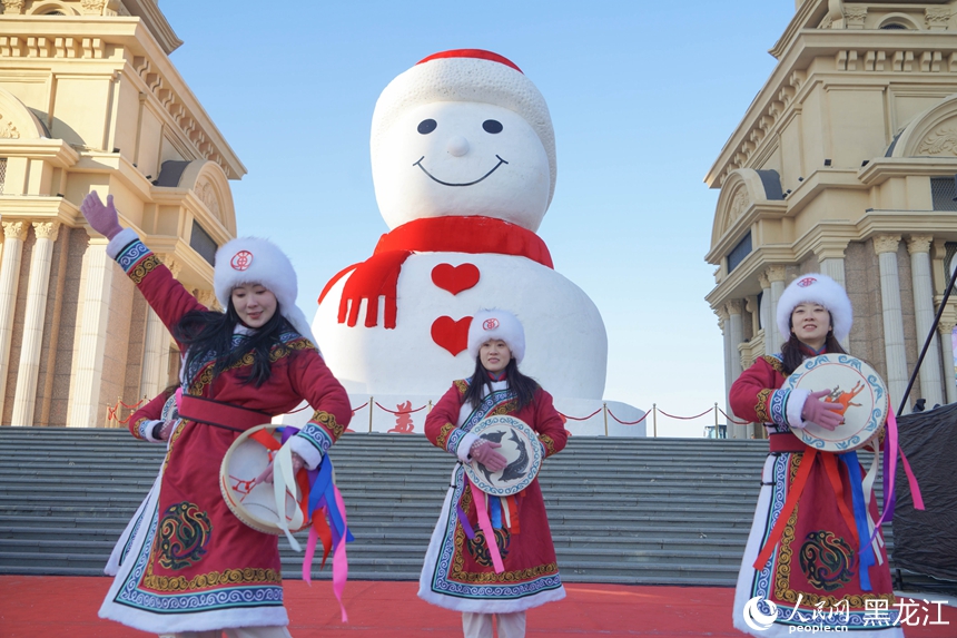 “大雪人”牵手“莓莓熊” 2024年哈尔滨大雪人启动仪式举行