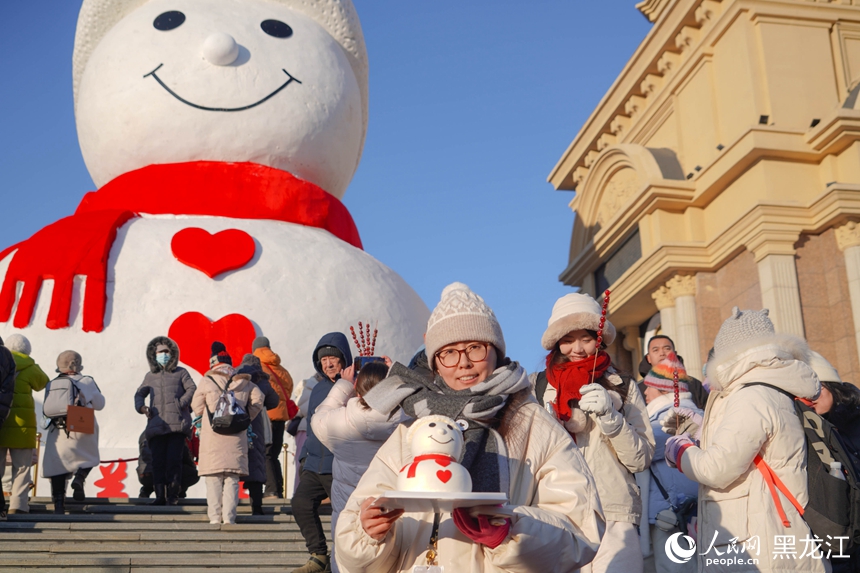 “大雪人”牵手“莓莓熊” 2024年哈尔滨大雪人启动仪式举行