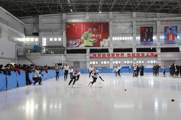 青少年们享受冰雪运动的乐趣。