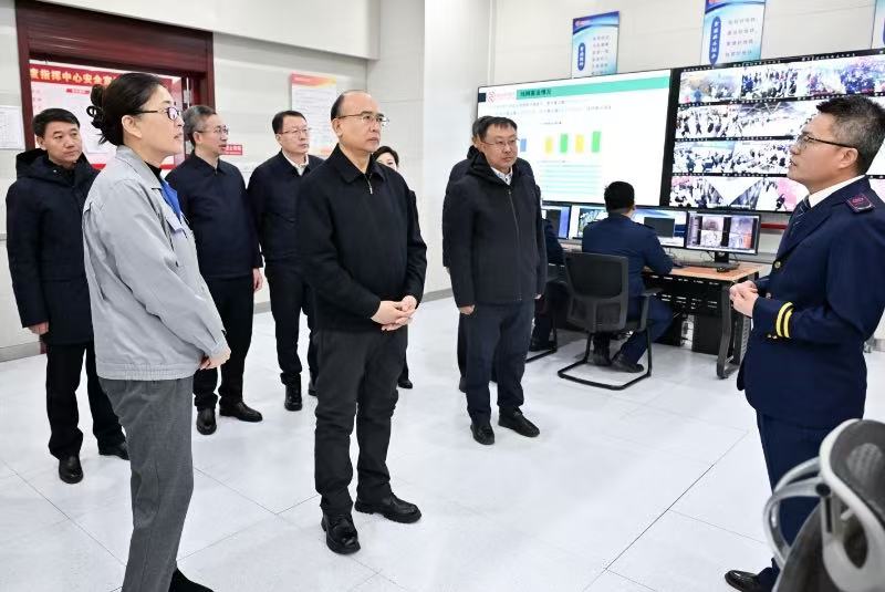许勤来到哈尔滨地铁集团，了解节日期间地铁运营调度、安全管理等情况。