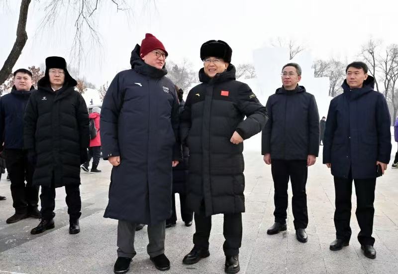 在太阳岛国际雪雕艺术博览会，许勤边走边看，了解景区运营、秩序维护、服务保障等情况。