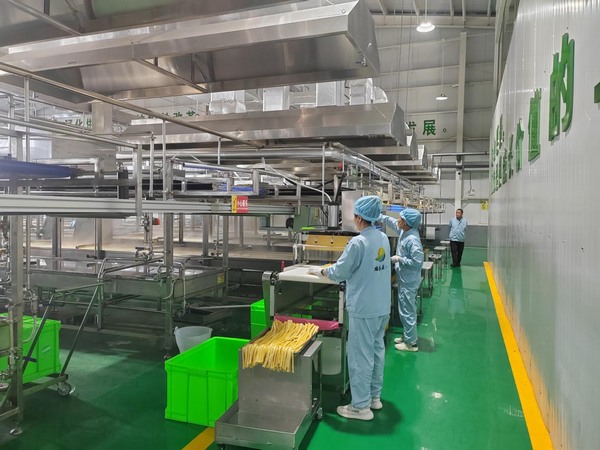 黑龙江省北丰源食品科技有限公司内，工人们正在生产腐竹产品。