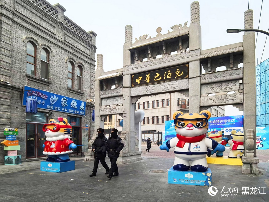中华巴洛克历史文化街区的“滨滨”和“妮妮”。人民网记者 张齐摄
