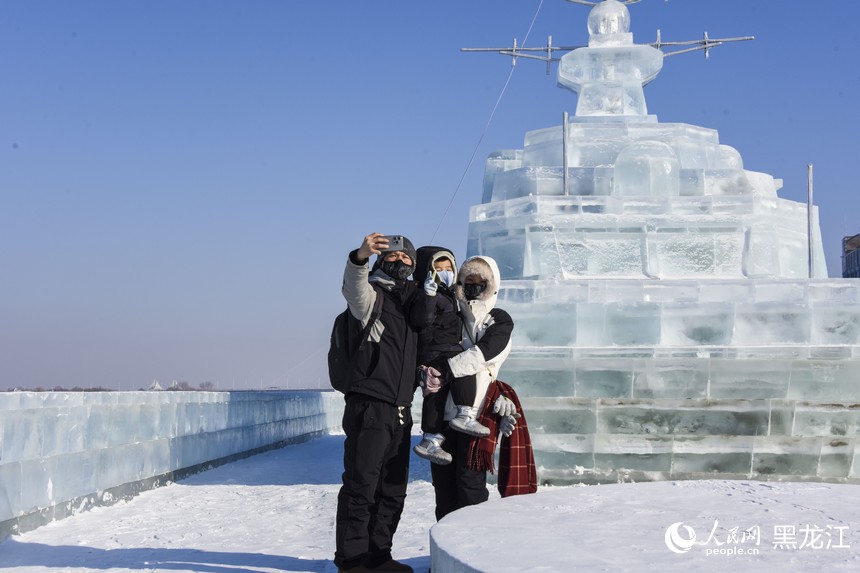 游客一家打卡“冰雪遼寧艦”。人民網 徐成龍攝