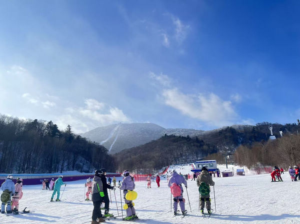 亞布力溫泉酒店周邊雪場吸引了大批游客和運動愛好者。中國建設銀行黑龍江省分行供圖