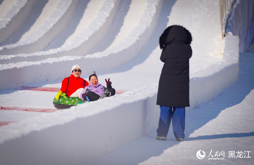 新春走基層︱喜迎亞冬會 哈爾濱市民暢享冰雪運動