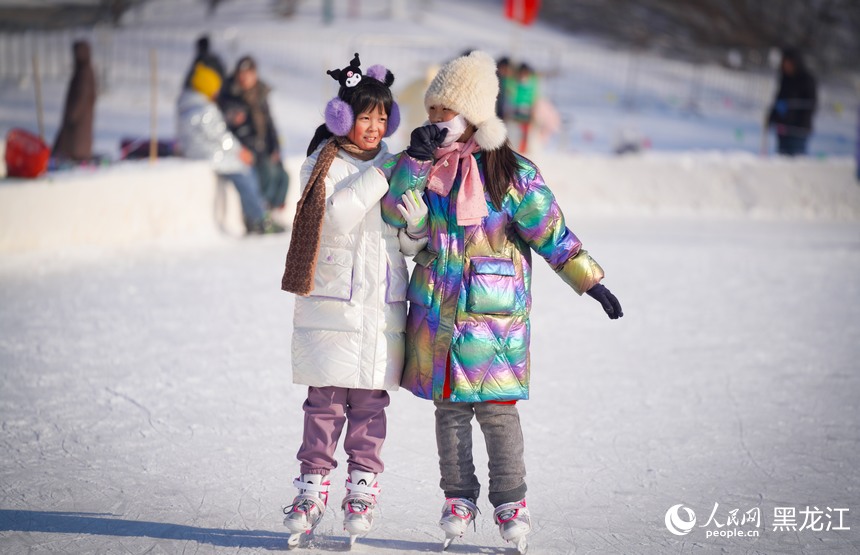 新春走基層︱喜迎亞冬會 哈爾濱市民暢享冰雪運動