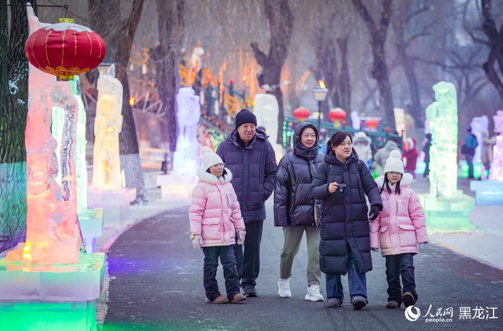 新春走基层｜赏冰灯 哈尔滨流光溢彩迎新春