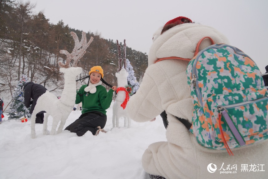 游客冰天雪地”打卡“。人民网 徐成龙摄