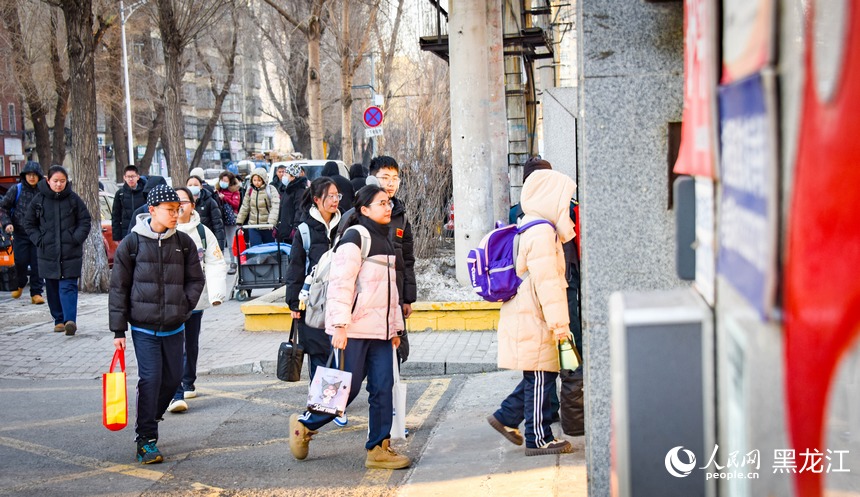 開學第一天，哈爾濱市第四十七中學學生有序走進學校。人民網記者 蘇靖剛攝