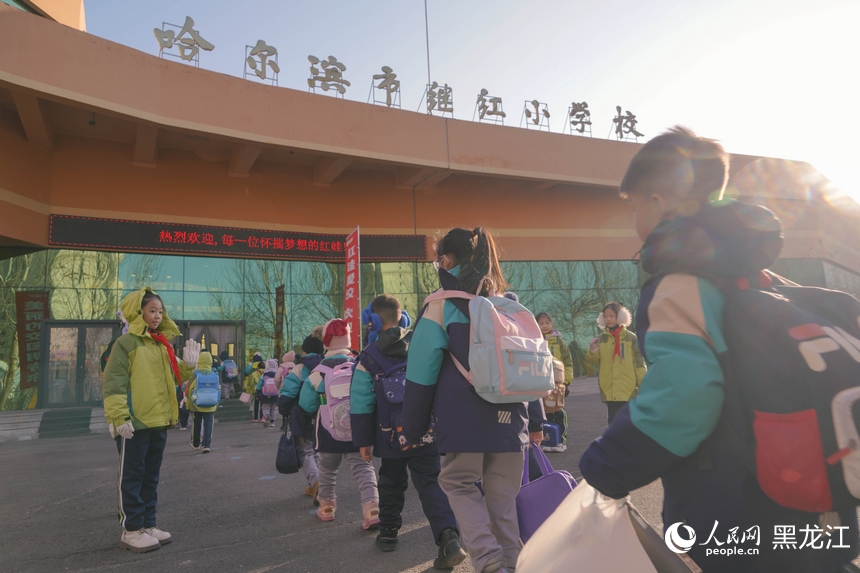 開學第一天，哈爾濱市繼紅小學校學生有序進入校園。人民網 徐成龍攝