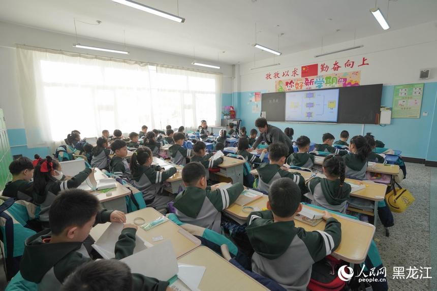 开学第一天，哈尔滨市继红小学校学生在教室上新学期第一课。人民网 徐成龙摄