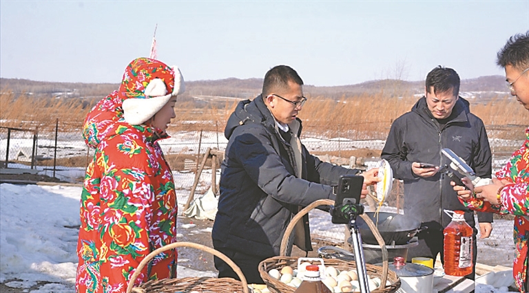 孙道林和他的团队在农家院里直播。记者 潘宏宇摄