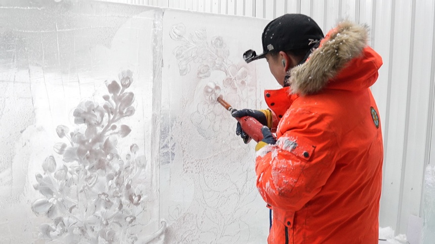 冰雕师雕刻丁香花冰雕。哈尔滨冰雪大世界供图