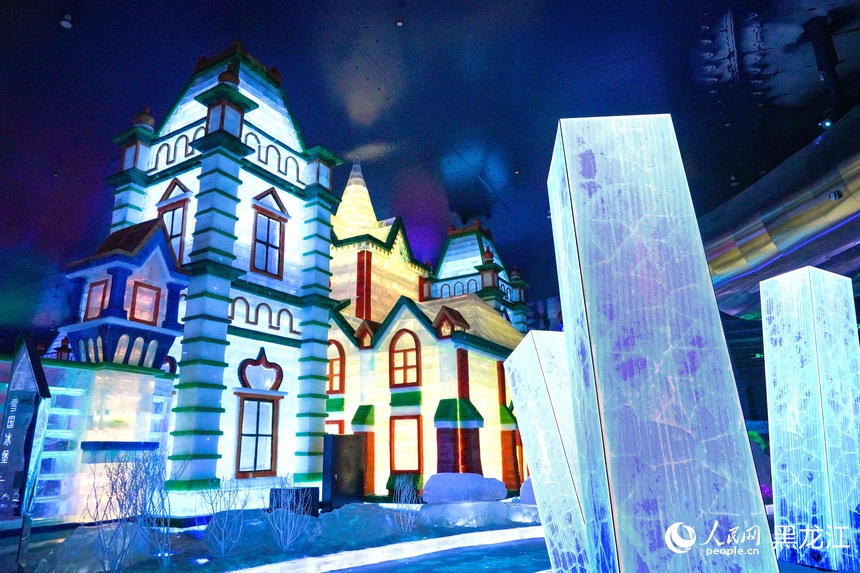 梦幻冰雪馆馆内冰雪景观由真冰真雪打造，并将城市地标等元素融入冰建景观区。人民网记者 苏靖刚摄