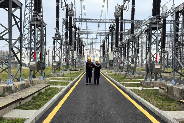 国网黑龙江超高压公司运维人员在500千伏永源变电站开展设备特巡。何炳华摄