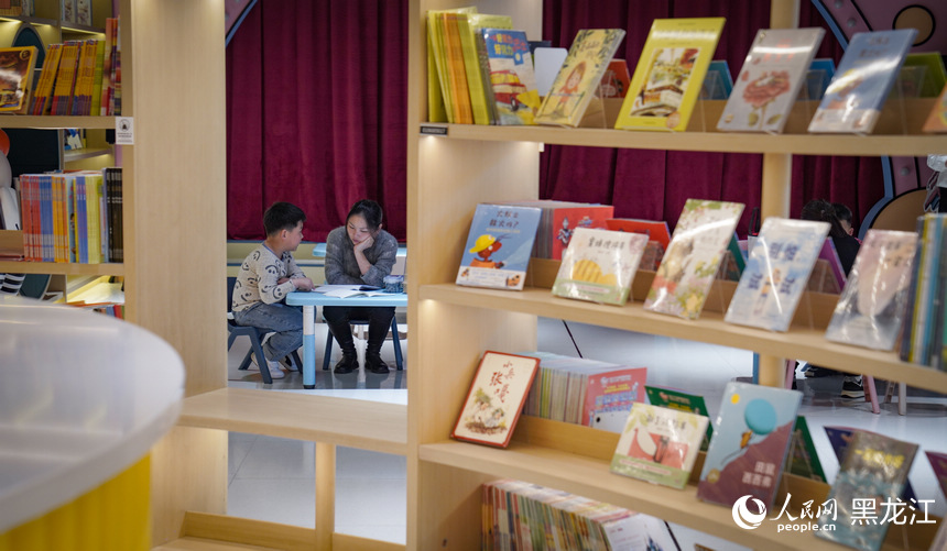 “五一”假期 “冰城”开启阅读模式