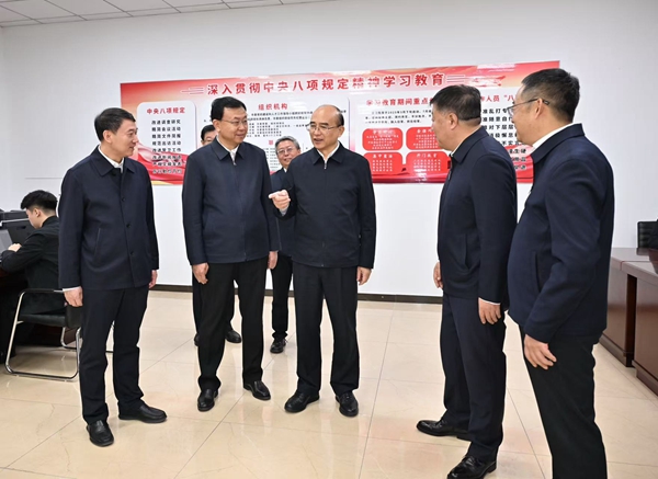 许勤来到肇东市深入贯彻中央八项规定精神学习教育工作专班，听取有关情况汇报。