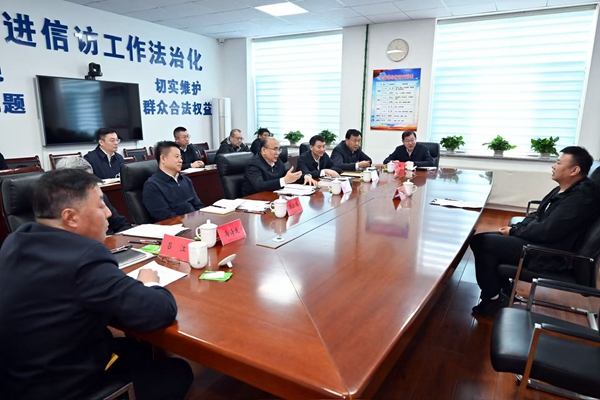 在肇东市信访接待中心，许勤面对面分别听取了4名来访群众诉求。