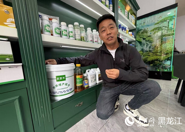 “点子王”王建永介绍他的“农百万”水稻夏管全家桶。人民网记者 陈静摄