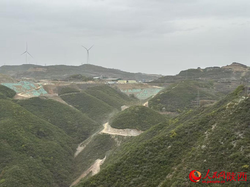 远眺润鑫新材料厂区及周边,部分土层近乎完全裸露。(摄于4月11日)。