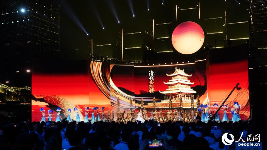 融合虚拟技术与大屏幕视觉呈现不同朝代的岳阳楼。人民网记者 吴茜薇摄