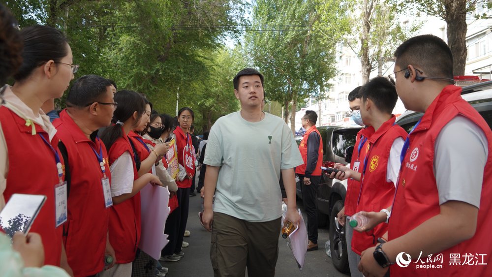 哈尔滨市第四十七中学考点，考生正在步入考场。人民网 徐成龙摄